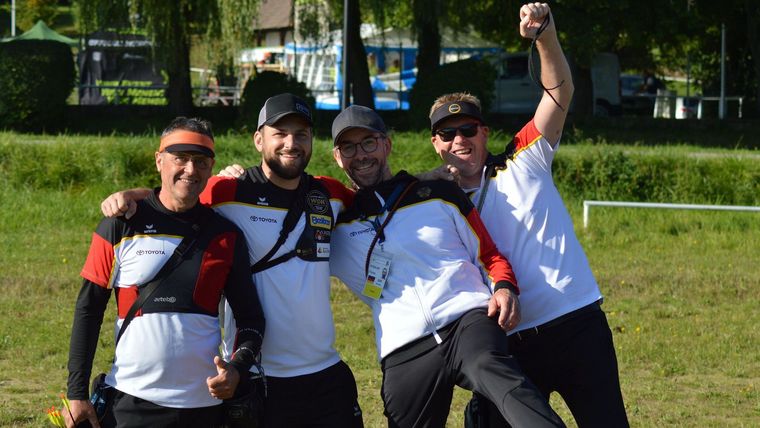 Foto: Peter Hughes / Die neuen Feldbogen-Europameister v.l. Michael Meyer, Felix Wieser, Coach Florian Stadler und Henning Lüpkemann.