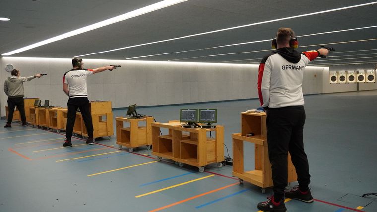 Foto: DSB / Drei Athleten, zwei Plätze! Christian Reitz, Florian Peter und Oliver Geis (v.l.) während Teil zwei der Olympia-Qualifikation in Wiesbaden.