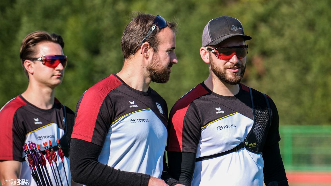 Foto: Turkisharcheryteam / Klares Ziel: Die deutschen Recurve-Männer, hier Moritz Wieser, Florian Unruh und Felix Wieser (v.l.) wollen in Lilleshall den Quotenplatz für die European Games gewinnen.