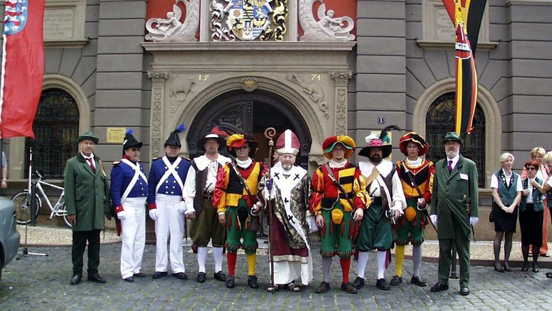 Foto: Thüringer Schützenbund / Die Historischen Gothaer Torwachen vor dem Rathaus.