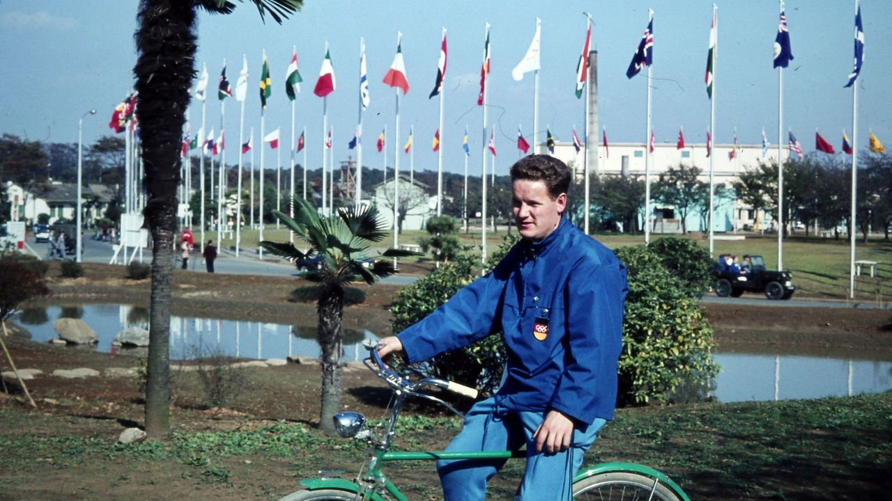 Foto: DSB / Hans-Werner Harbeck bei einer seiner Betreuungstouren auf der Olympiaschießanlage in Tokio 1964.