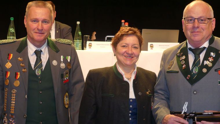 Foto: Michael Eisert / DSB-Vizepräsidentin Evi Benner-Bittihn übergab im Rahmen der Kampagne „Jugend trifft“ die Luftpistole an Klaus Ender (re.) vom SV Reddeber. Links Michael Weißbrich, Jugendleiter des Landesverbandes.