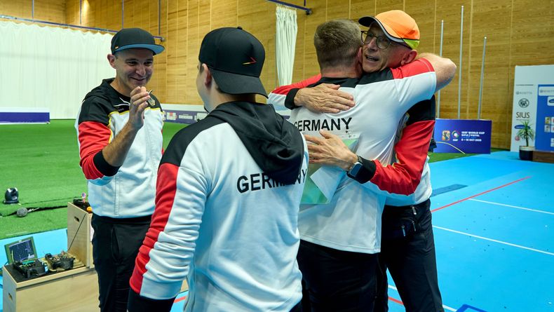 Foto: ISSF / Feierlaune bei Schnellfeuerpistolen-Bundestrainer Detlef Glenz und seinen Athleten nach dem Dreifach-Coup beim Weltcup in Kairo. Foto: ISSF / Feierlaune bei Schnellfeuerpistolen-Bundestrainer Detlef Glenz und seinen Athleten nach dem Dreifach-Coup beim Weltcup in Kairo.