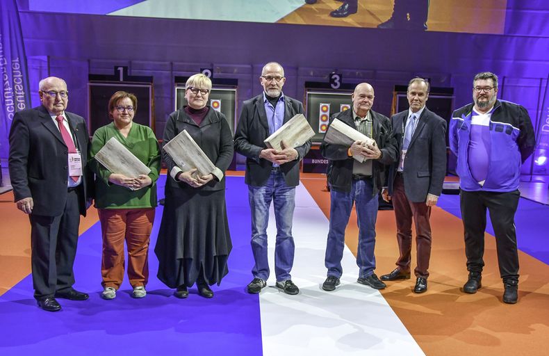 Foto: Eckhard Frerichs / Gerhard Furnier (ganz links), Hans-Heinrich von Schönfels und Andreas Blaschke (beide rechts) ehrten und danken v.l. Andrea Sauerwald, Simone Schönemann, Hartmut Kaune und Reinhold Ruhl für ihre jahrelange ehrenamtliche Tätigkeit. Foto: Eckhard Frerichs / Gerhard Furnier (ganz links), Hans-Heinrich von Schönfels und Andreas Blaschke (beide rechts) ehrten und danken v.l. Andrea Sauerwald, Simone Schönemann, Hartmut Kaune und Reinhold Ruhl für ihre jahrelange ehrenamtliche Tätigkeit.