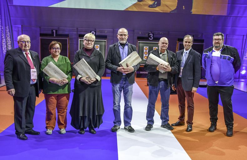 Foto: Eckhard Frerichs / Gerhard Furnier (ganz links), Hans-Heinrich von Schönfels und Andreas Blaschke (beide rechts) ehrten und danken v.l. Andrea Sauerwald, Simone Schönemann, Hartmut Kaune und Reinhold Ruhl für ihre jahrelange ehrenamtliche Tätigkeit.