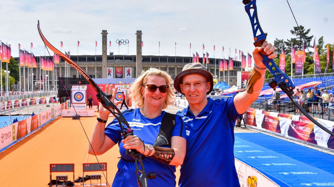 Foto: Eckhard Frerichs / Goldiges Ehepaar mit dem Blankbogen vor Traumkulisse: Manuela und Stephan Stender (ASC Göttingen).