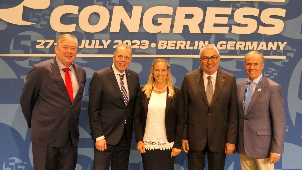 Foto: DSB / v.l.: WA-Generalsekretär Tom Dielen, Jörg Brokamp, Sabrina Steffens, WA-Präsident Prof. Dr. Ugur Erdener und Hans-Heinrich von Schönfels beim WA-Kongress in Berlin.