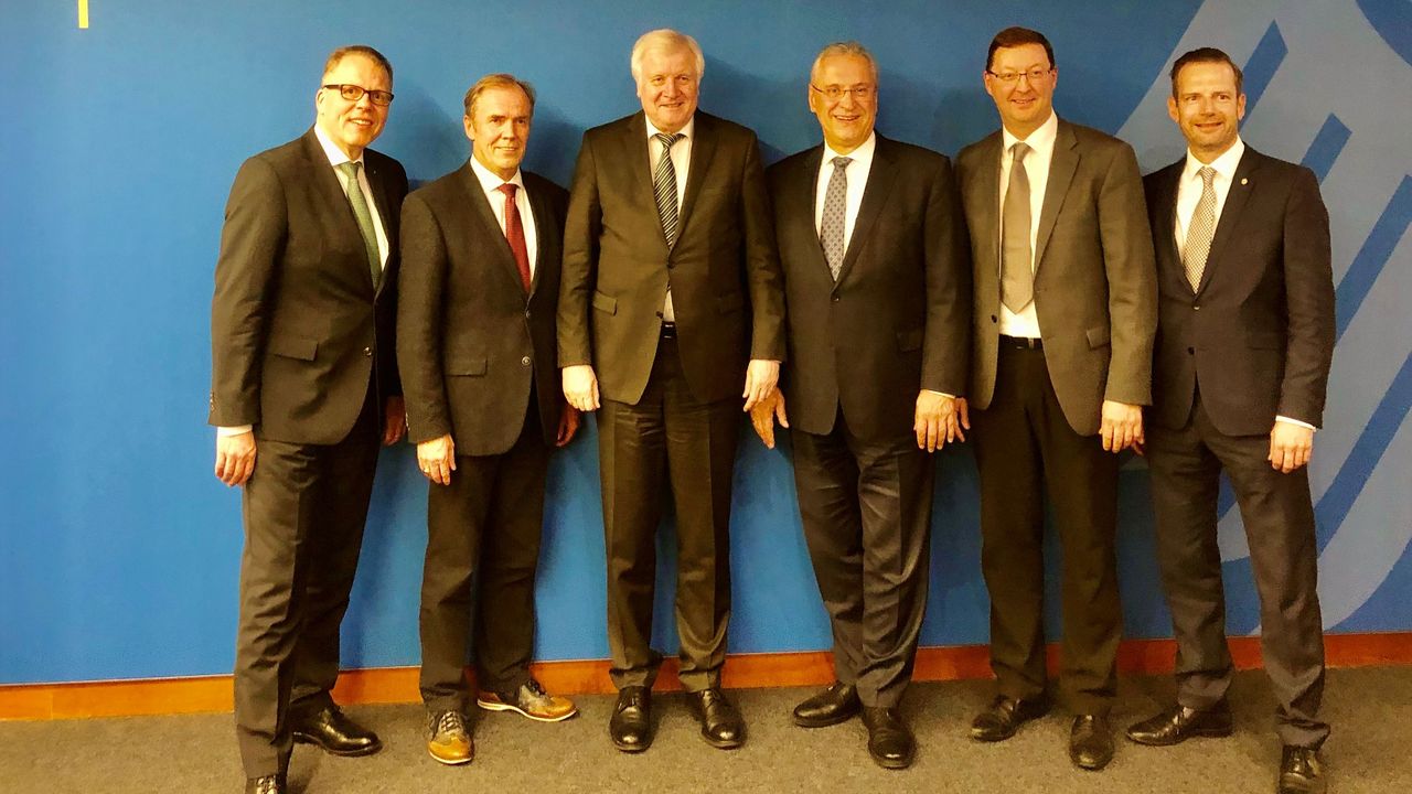 Foto v.l.: DSB-Bundesgeschäftsführer Jörg Brokamp, DSB-Präsident Hans-Heinrich von Schönfels, Bundesinnenminister Horst Seehofer, bayerischer Innenminister Joachim Herrmann, BSSB-1. Landesschützenmeister Christian Kühn, BSSB-Geschäftsführer Alexander Heidel.