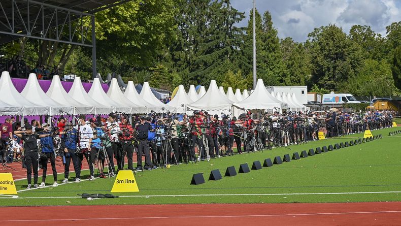 Foto: Eckhard Frerichs / Bogenschützen soweit das Auge reicht. Auf dem Sportplatz Kleinfeldchen wird von Freitag bis Sonntag geschossen.
