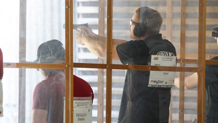 Foto: BSSB / Josef Kohlpaintner, hier mit der 25m Pistole .45 ACP, verteidigte mit dem Revolver .357 Magnum erfolgreich seinen DM-Titel.