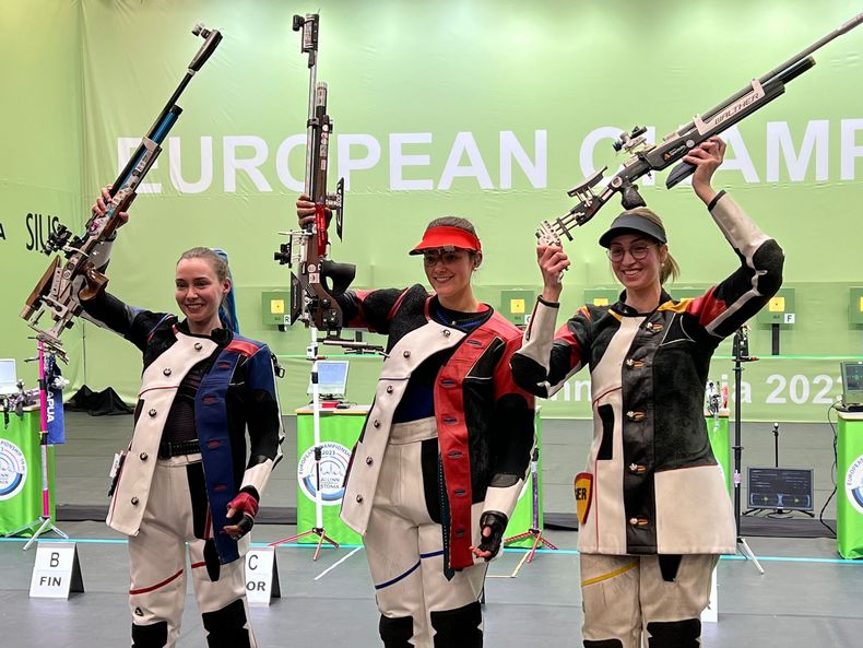 Foto: www.echtallinn2023.ee / Die drei Medaillengewinnerinnen bei den Frauen mit Anna Janßen rechts.