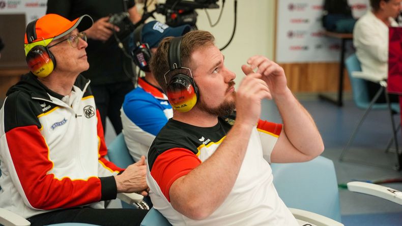 Foto: ISSF / Bundestrainer Detlef Glenz und Oliver Geis im Finale des Weltcups. Foto: ISSF / Bundestrainer Detlef Glenz und Oliver Geis im Finale des Weltcups.