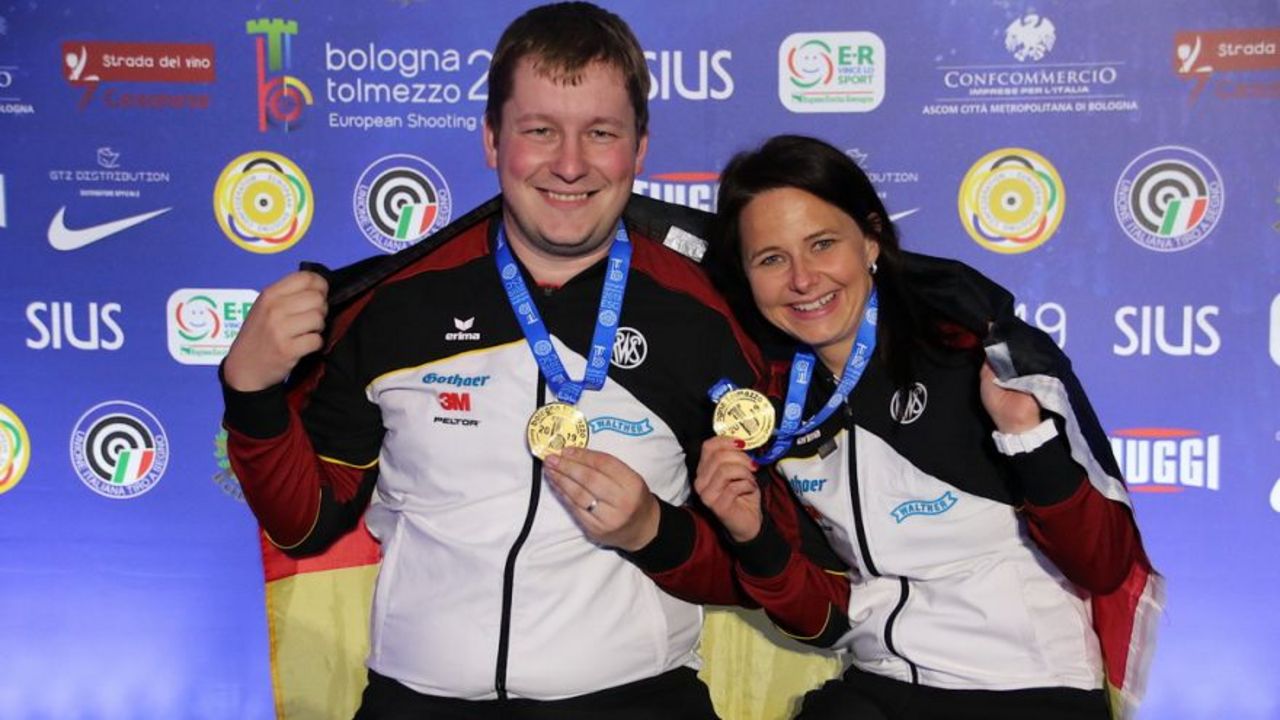 Foto: ESC / Die Medaillenhamster von Bologna: Gold im Mixed mit der Standardpistole für Christian Reitz und Monika Karsch.