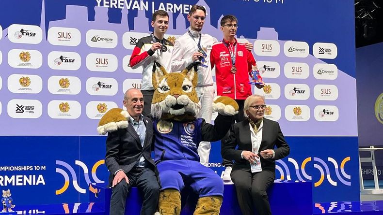 Foto: DSB / Robin Walter (links) mit seiner Silbermedaille auf dem Podium bei der EM in Eriwan. Foto: DSB / Robin Walter (links) mit seiner Silbermedaille auf dem Podium bei der EM in Eriwan.