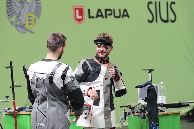 Foto: Risto Aarrekivi / Nach der Entscheidung im Goldfinale gratuliert der unterlegene Slowake Patrik Jany dem neuen Europameister Maximilian Ulbrich. Foto: Risto Aarrekivi / Nach der Entscheidung im Goldfinale gratuliert der unterlegene Slowake Patrik Jany dem neuen Europameister Maximilian Ulbrich.