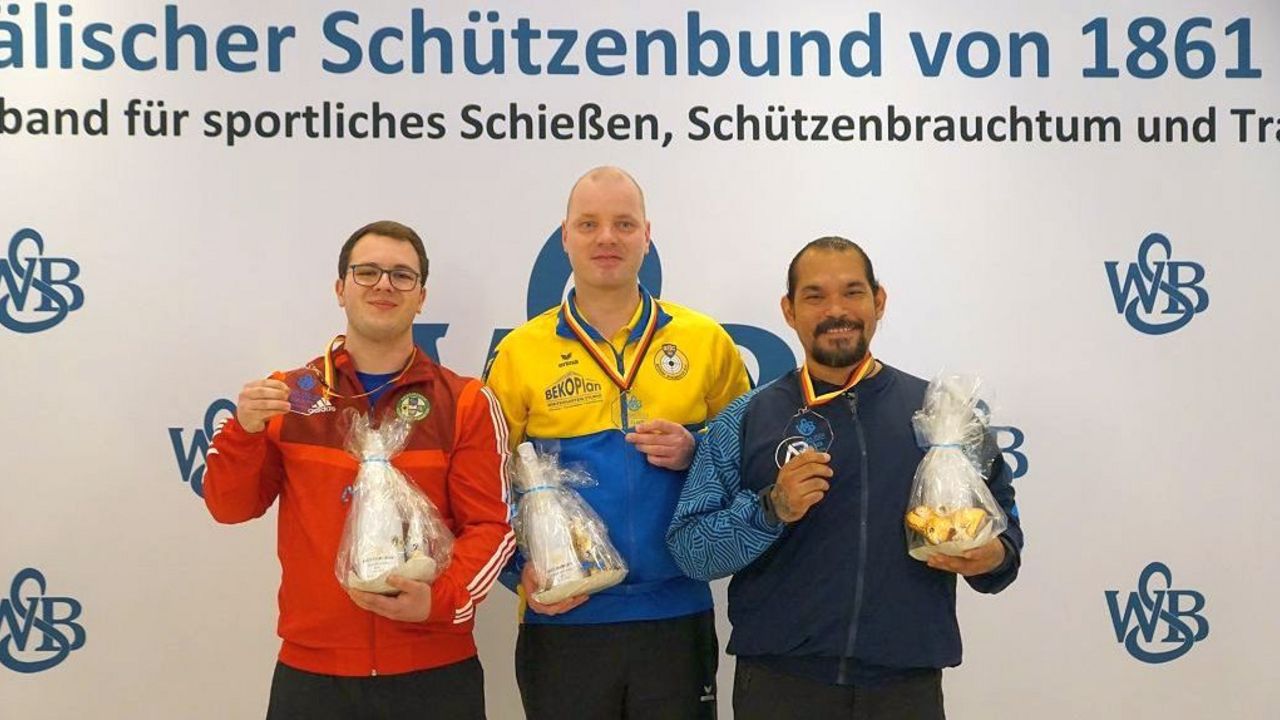 Foto: WSB / Patrick Meyer siegte doppelt mit der Luftpistole. Links neben ihm Sören Korn, der ebenfalls zwei Medaillen gewann, rechts der Ecuadorianer Yautung Cueve Cordova.