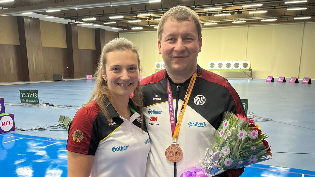 Foto: DSB / Ehefrau Sandra war natürlich eine der ersten Gratulantinnen zu Bronze für Christian Reitz.