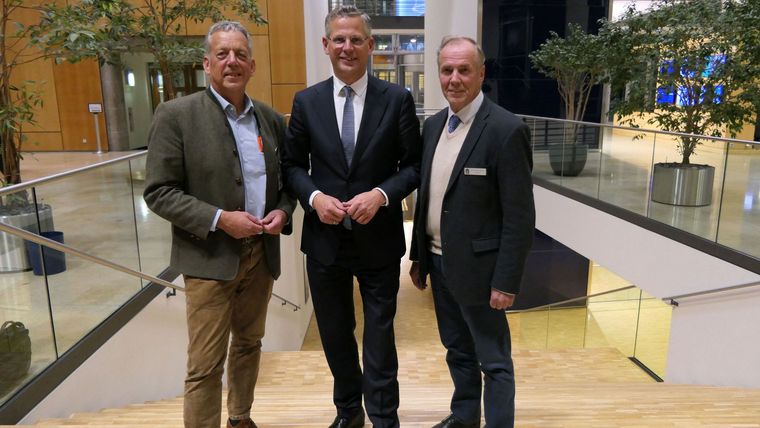 Foto: DSB / Kamen in Berlin zusammen und sprachen über die Evaluation des Waffenrechts: DJV-Präsident Helmut Dammann-Tamke, BMI-Staatssekretär Christoph de Vries und DSB-Präsident Hans-Heinrich von Schönfels (v.l.). 