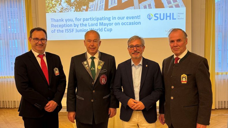 Foto: DSB / Beim Empfang des Suhler Oberbürgermeisters André Knapp (2.v.r.) waren auch DSB-Vizepräsident Sport Volker Kächele, Stefan Thon als Präsident des Thüringer Schützenbundes und DSB-Präsident Hans-Heinrich von Schönfels dabei. Foto: DSB / Beim Empfang des Suhler Oberbürgermeisters André Knapp (2.v.r.) waren auch DSB-Vizepräsident Sport Volker Kächele, Stefan Thon als Präsident des Thüringer Schützenbundes und DSB-Präsident Hans-Heinrich von Schönfels dabei.