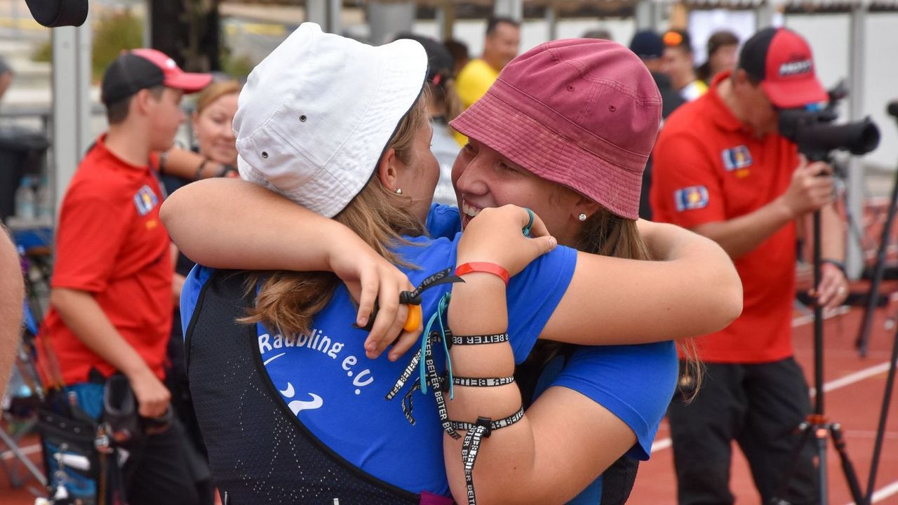 Foto: Eckhard Frerichs / Schwestern-Jubel! Regina (rechts) und Balbina Kellerer (BSG Raubling) schießen am Samstag um Gold bzw. Bronze auf dem Bowling Green.