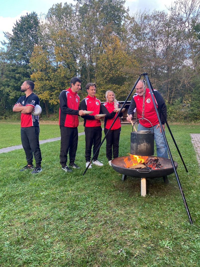 Foto: FSG Tacherting / Ob sie es nötig haben? Tachertings Chefdruide Helmutix gibt den Zaubertrank an Kathix, Morix und Jonnix aus. Nur Felix bekommt nichts, weil er schon als Kind in den Trank gefallen ist.