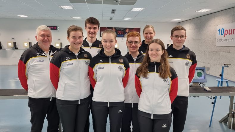 Foto: DSB / So sieht das voraussichtliche EM-Team Luftgewehr-Junioren aus, v.l.: Co-Trainer Rainer Bauer, Hannah Wehren, Luis Eichenseer, Theresa Schnell, Benedikt Ascher, Bundestrainerin Claudia Kulla, Katrin Grabowski, Luca Preisinger. Foto: DSB / So sieht das voraussichtliche EM-Team Luftgewehr-Junioren aus, v.l.: Co-Trainer Rainer Bauer, Hannah Wehren, Luis Eichenseer, Theresa Schnell, Benedikt Ascher, Bundestrainerin Claudia Kulla, Katrin Grabowski, Luca Preisinger.