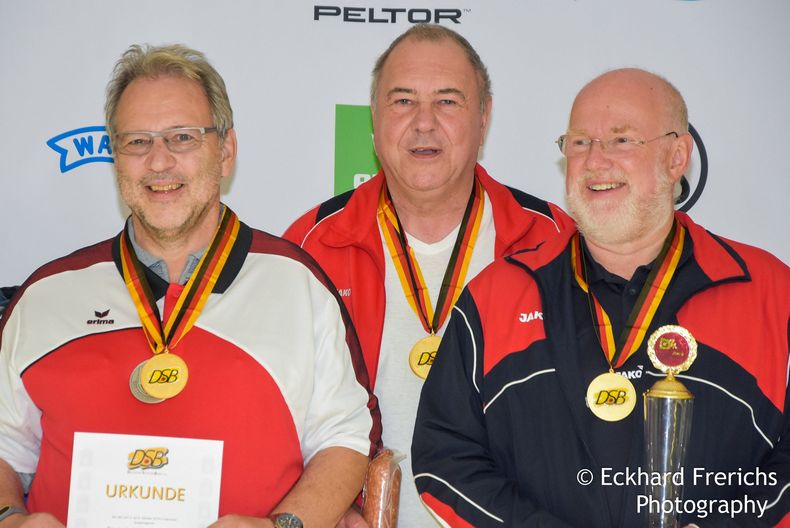 Foto: Eckhard Frerichs/NSSV / Die Mannschaft des PSV Olympia Berlin gewann alle drei Pistolen-Mannschaftstitel bei den Senioren II. Foto: Eckhard Frerichs/NSSV / Die Mannschaft des PSV Olympia Berlin gewann alle drei Pistolen-Mannschaftstitel bei den Senioren II.