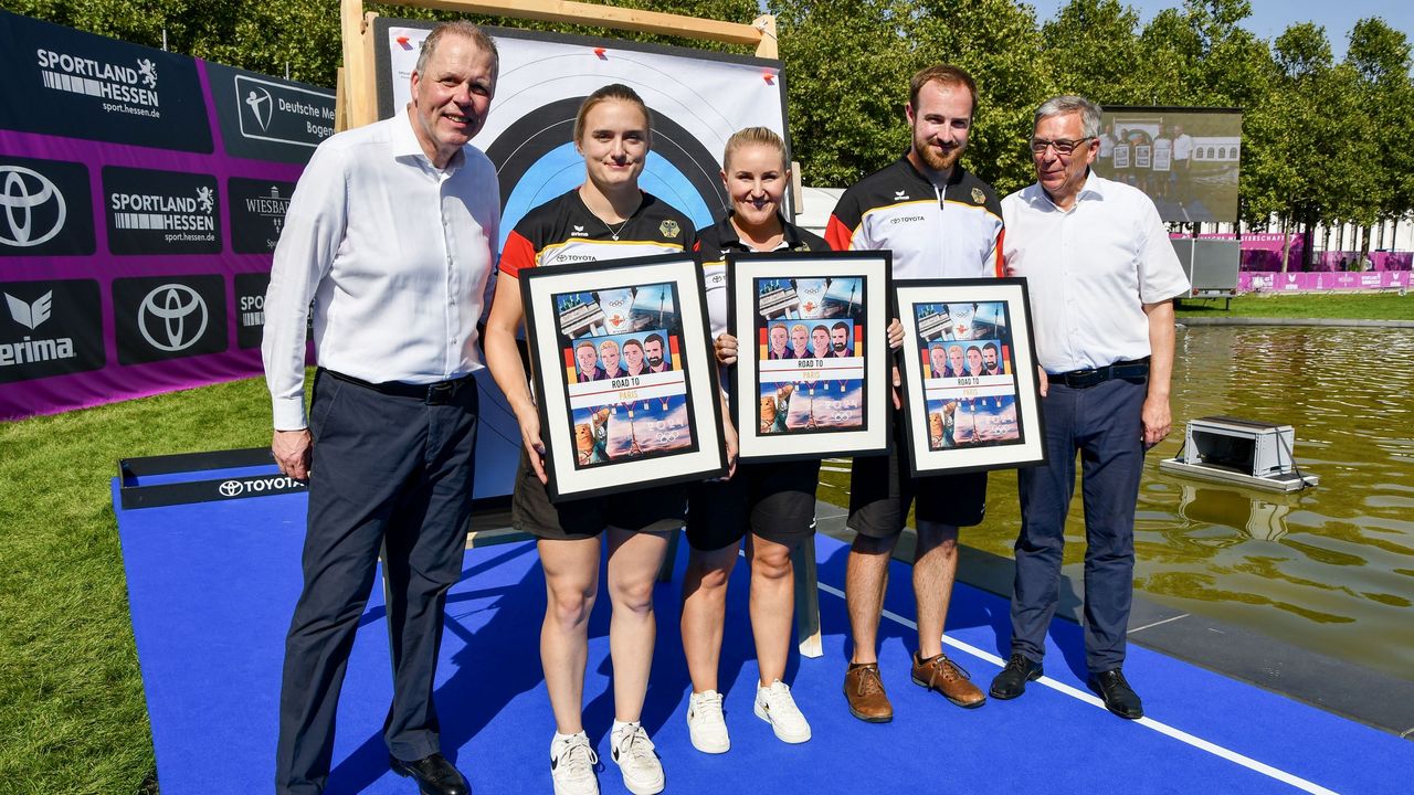 Foto: Eckhard Frerichs / DSB-Bundesgeschäftsführer Jörg Brokamp (links) und Oberbürgermeister Gert-Uwe Mende ehrten Charline Schwarz, Katharina Bauer und Florian Unruh für ihre sensationellen Erfolge.