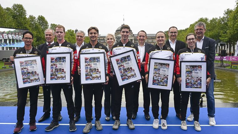 Foto: Eckhard Frerichs / Die Recurve-Teameuropameister wurden von den prominenten Gästen ausgezeichnet.