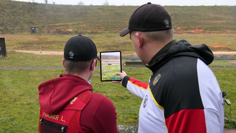 Foto: DSB / Sven Korte zeigt einem Nachwuchsschützen und "Probanden", wie seine Gewichtsverteilung auf dem vorderen und hinteren Fuß aussieht.