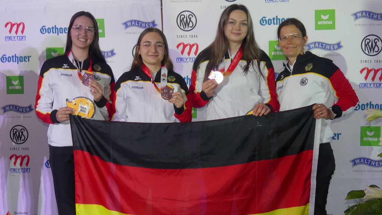 Foto: Michael Eisert / Maxi Vogt, Lydia Vetter, Johanna Blenck und Bundestrainerin Jördis Grabe sorgten für die erste deutsche Medaille beim diesjährigen Weltcup in Suhl.