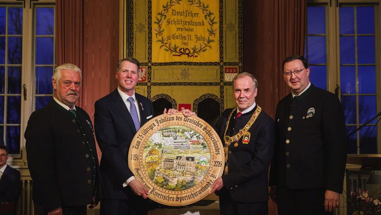 Foto: Sebastian Buff / Stefan Fersch, 5. Landesschützenmeister des BSSB, Prinz Hubertus von Sachsen-Coburg und Gotha, DSB-Präsident Hans-Heinrich von Schönfels und Christian Kühn, 1. Landesschützenmeister des BSSB, mit der Jubiläumsscheibe.