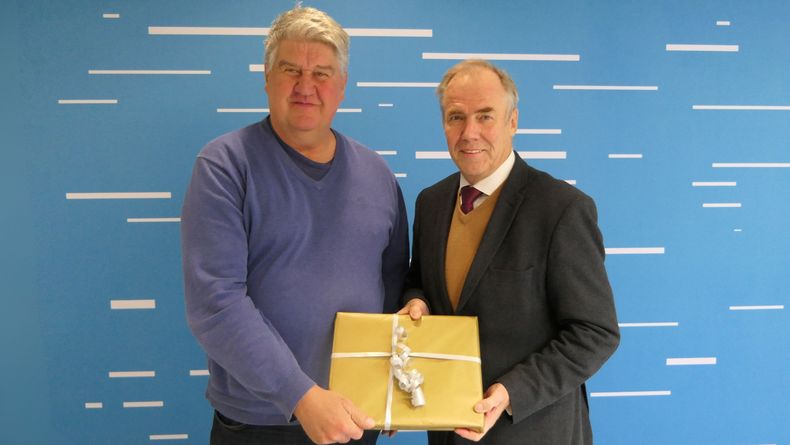 Foto: DSB / DSB-Präsident Hans-Heinrich von Schönfels dankte Harald Strier für seine jahrelange Berichterstattung in DSZ und FaBo