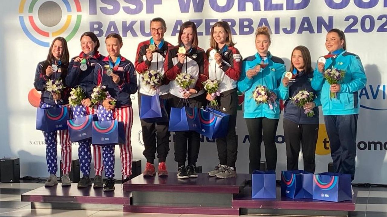 Foto: DSB / Oben freut es sich am schönsten: Christine Wenzel, Nadine Messerschmidt und Nele Wißmer gewinnen Gold im Team-Wettbewerb.