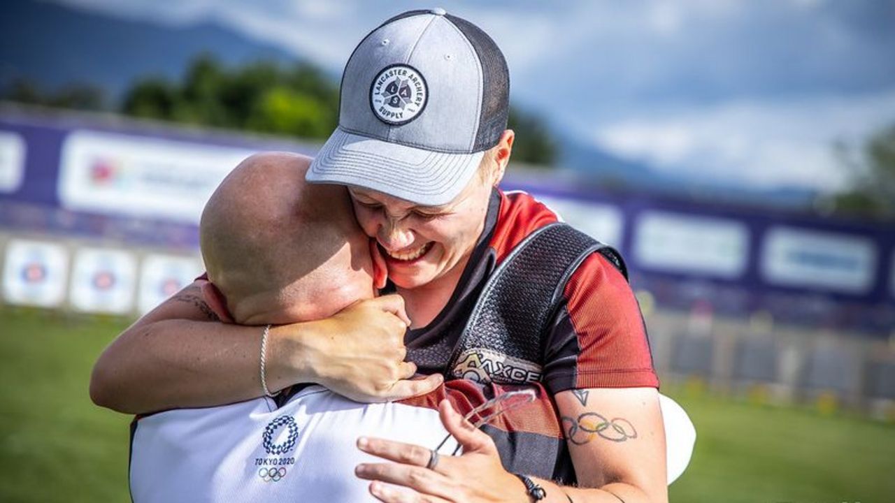 Foto: World Archery / Nach dem Einzug ins Halbfinale war die Freude bei Michelle Kroppen und Trainer Marc Dellenbach riesig.